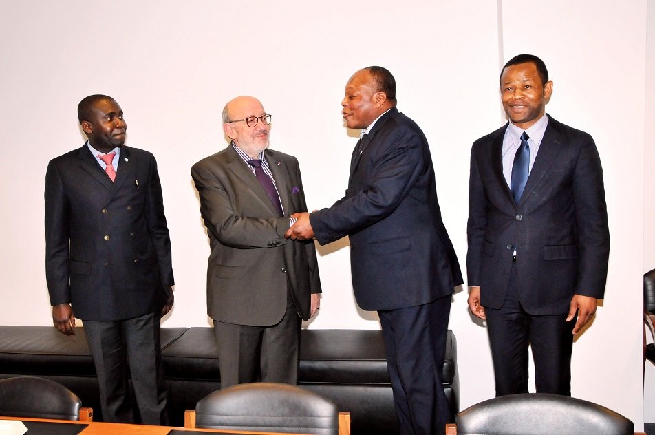 La délégation du CULPAC avec le député européen Monsieur Louis Michel dans le cadre du projet programme du CULPAC de la banque humanitaire