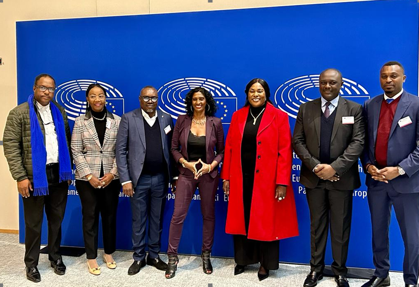 Débat au Parlement européen – 05 avril 2023 MEP Maxette Pirbakas accompagné de Mme Fifi Masuka Saini gouverneure de province de Lualaba en RDC, Mr Kabeya Kalasa Archimède ( Secrétaire exécutif du Gouvernement provincial – Lualaba). Photo ( Radouan BACHIRI ).